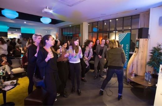 karaoké soirée de fin d'année entreprise Paris soirée de Noël magique team building soirée d'équipe musique atelier original voyage en plein coeur de Paris 