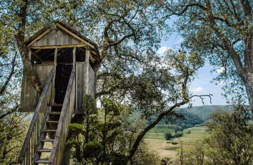 cabane dans un arbre nuit atypique vacances insolites en France