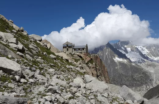 dormir dans un refuge dans les montagnes