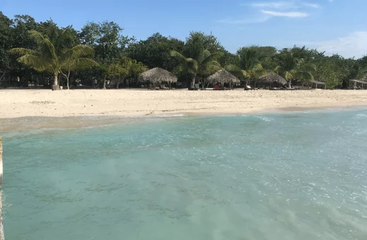 plage de sable blanc aux Caraïbes voyage surprise