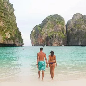 Thaïlande couple sur plage voyage surprise Lune de miel en novembre