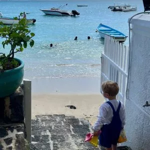 garçon mer voyage en famille à l'île maurice