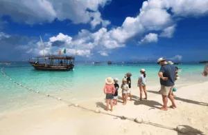 Voyage surprise sur-mesure à travers le monde 29 - Horizons Secrets voyage intergénérationnel plage eau turquoise bateau Zanzibar