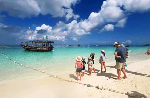 Voyage intergénérationnel : comment partir en famille autrement ? 3 - Horizons Secrets voyage intergénérationnel plage eau turquoise bateau Zanzibar