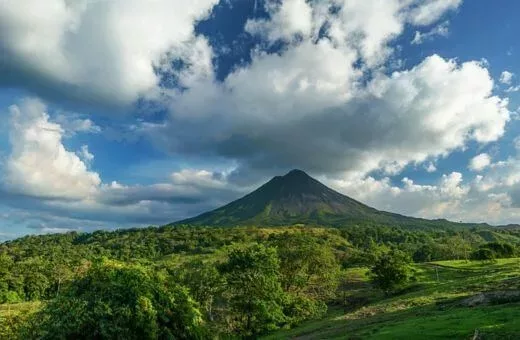 Voyage au Costa Rica volcan paysage verdoyant