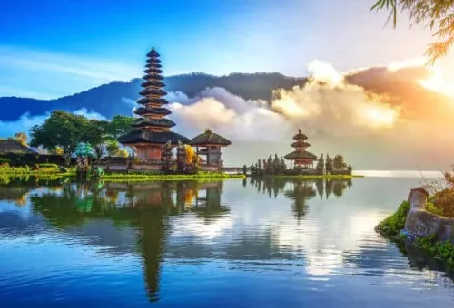 pura ulun danu bratan temple in Bali, indonesia. voyage en juin Indonésie Bali temple Lune de miel en novembre